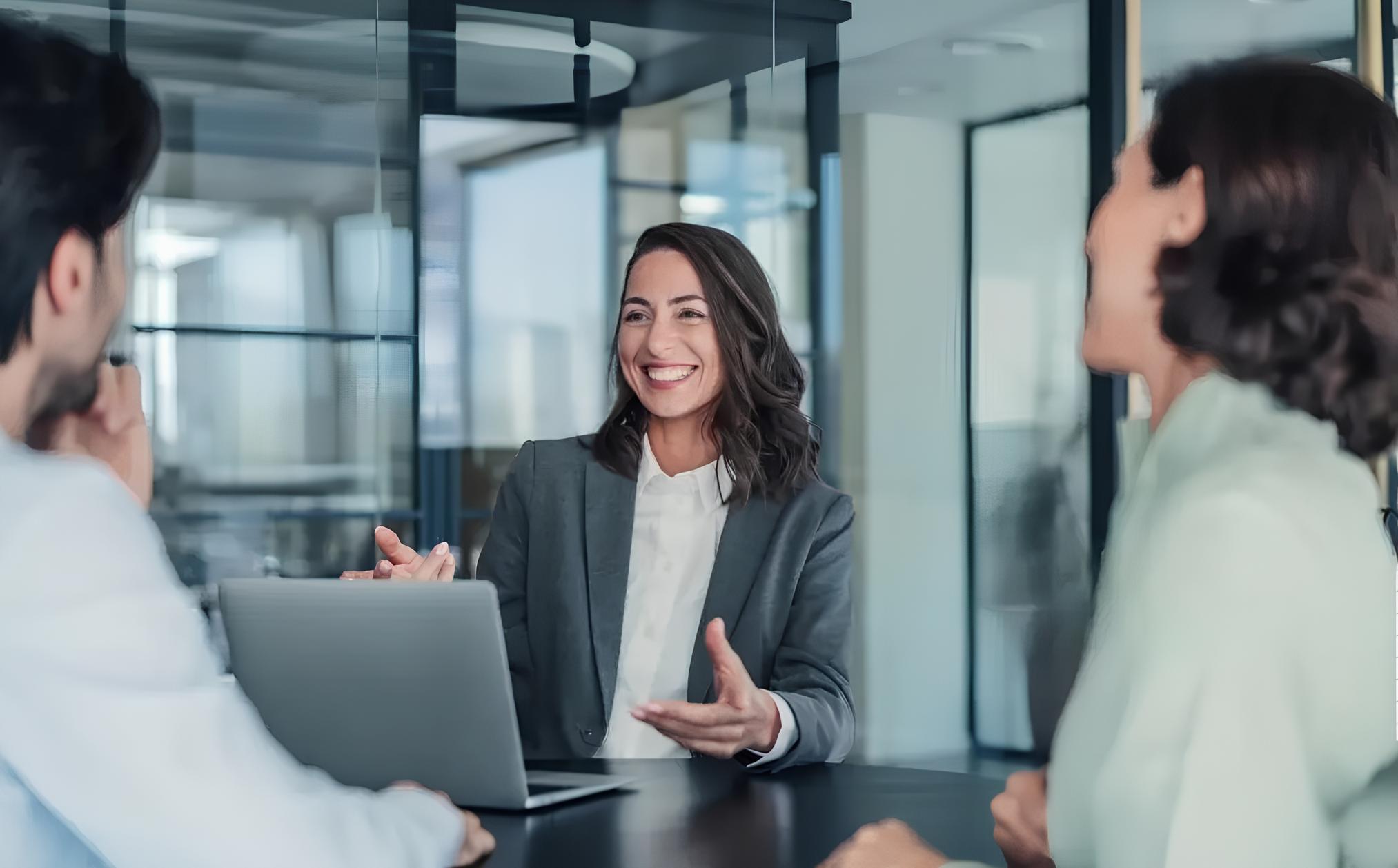 Bilişim ihracatı danışmanlığı ekibi toplantı sırasında süreç planlaması yapıyor.